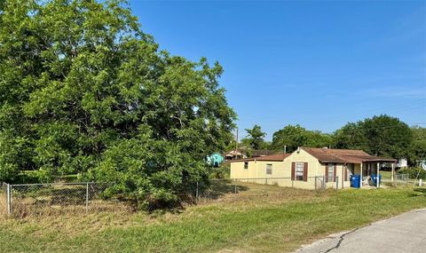 Photo of 910 E East Street, Eagle Lake, TX 77434 (MLS # 15680032) Photo of 910 E East Street, Eagle Lake, TX 77434 (MLS # 15680032)