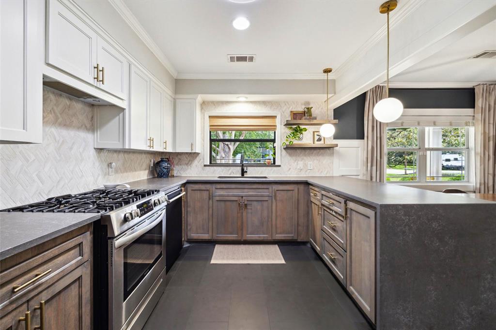 303 W 33rd Street, Houston, Texas image 6