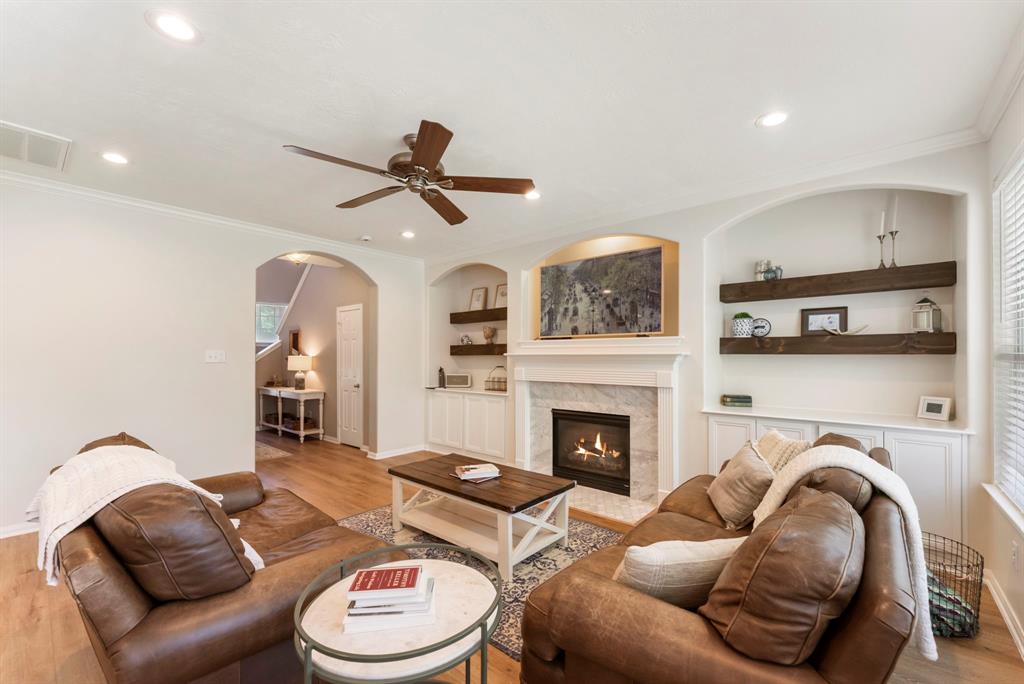 114 W Twinvale Loop, Conroe, Texas image 11