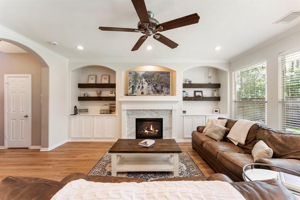 114 W Twinvale Loop, Conroe, Texas image 2