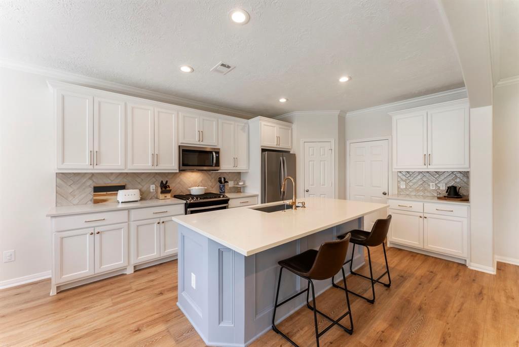 114 W Twinvale Loop, Conroe, Texas image 3