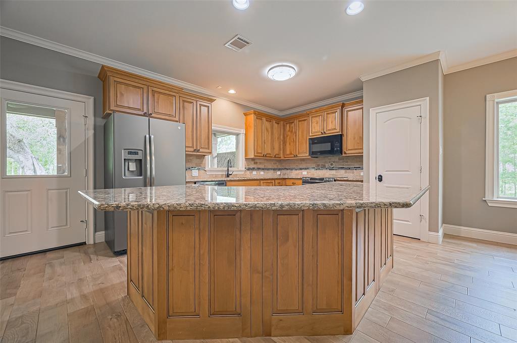 7615 Pecan Drive, Damon, Texas image 13