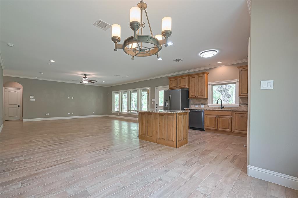 7615 Pecan Drive, Damon, Texas image 19