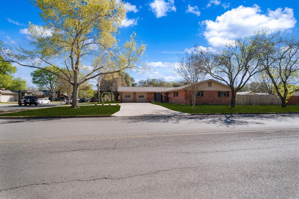 204 Hilltop Drive, Seguin, Texas image 4