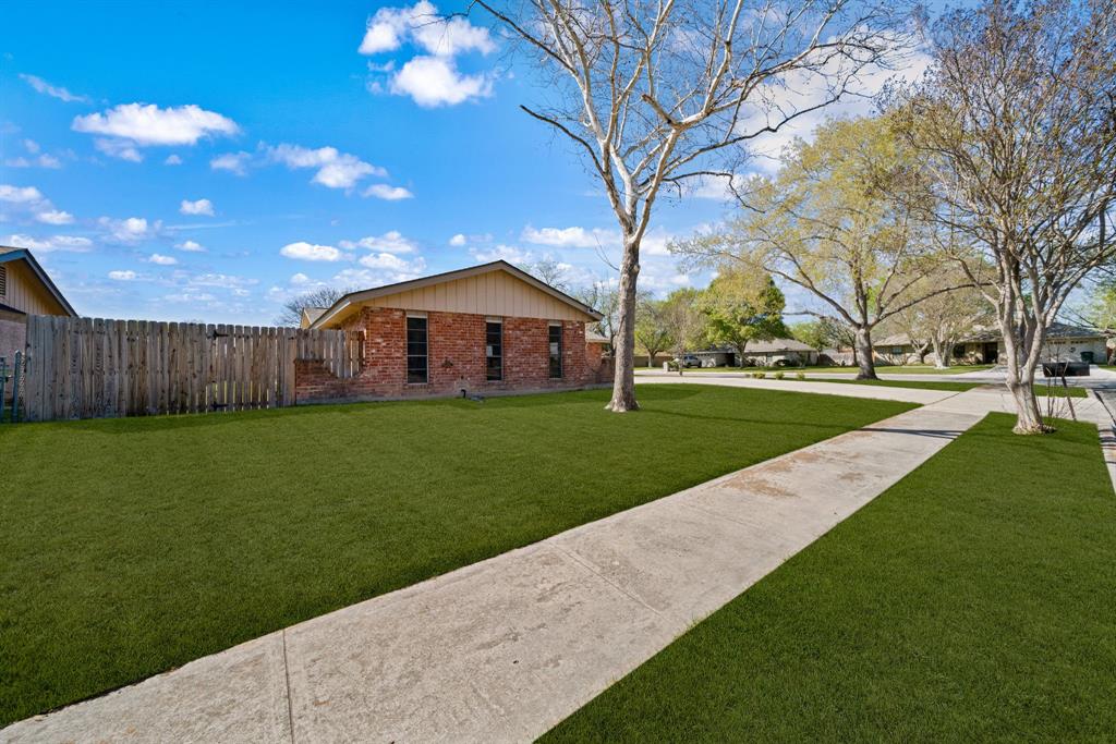 204 Hilltop Drive, Seguin, Texas image 3