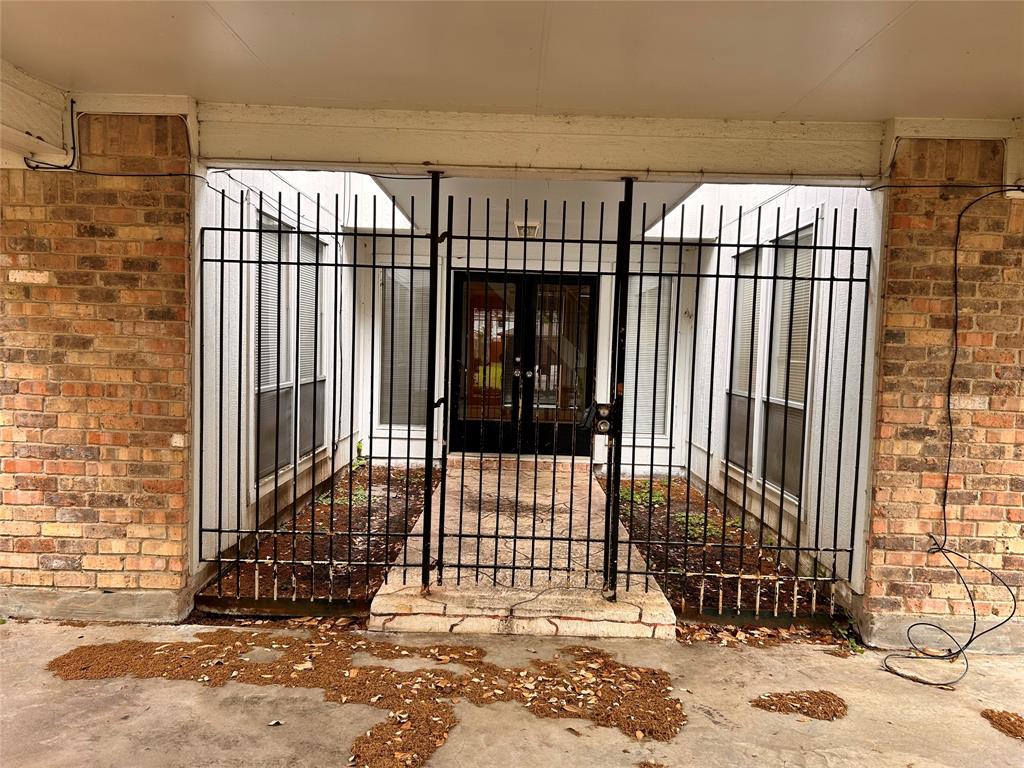 2130 N Fountain Valley Drive, Missouri City, Texas image 4