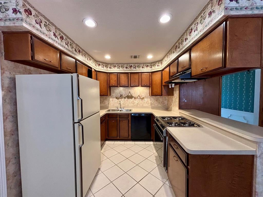 121 Dogwood Street, Lake Jackson, Texas image 8