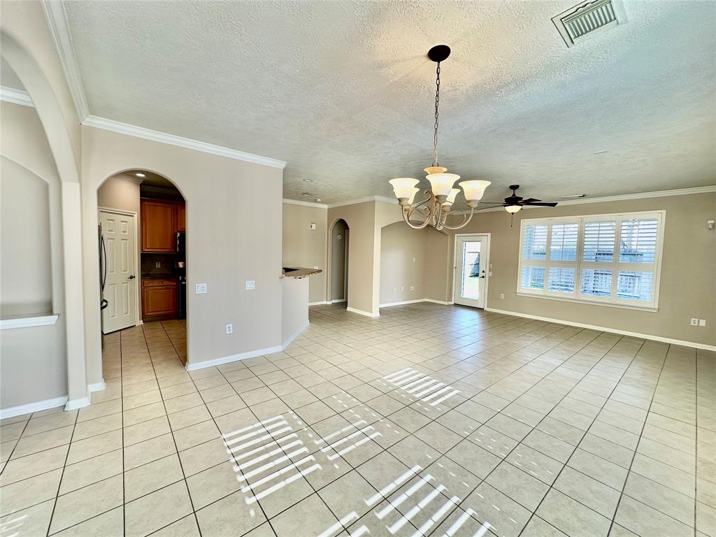 2401 Ameno Drive, Pearland, Texas image 2