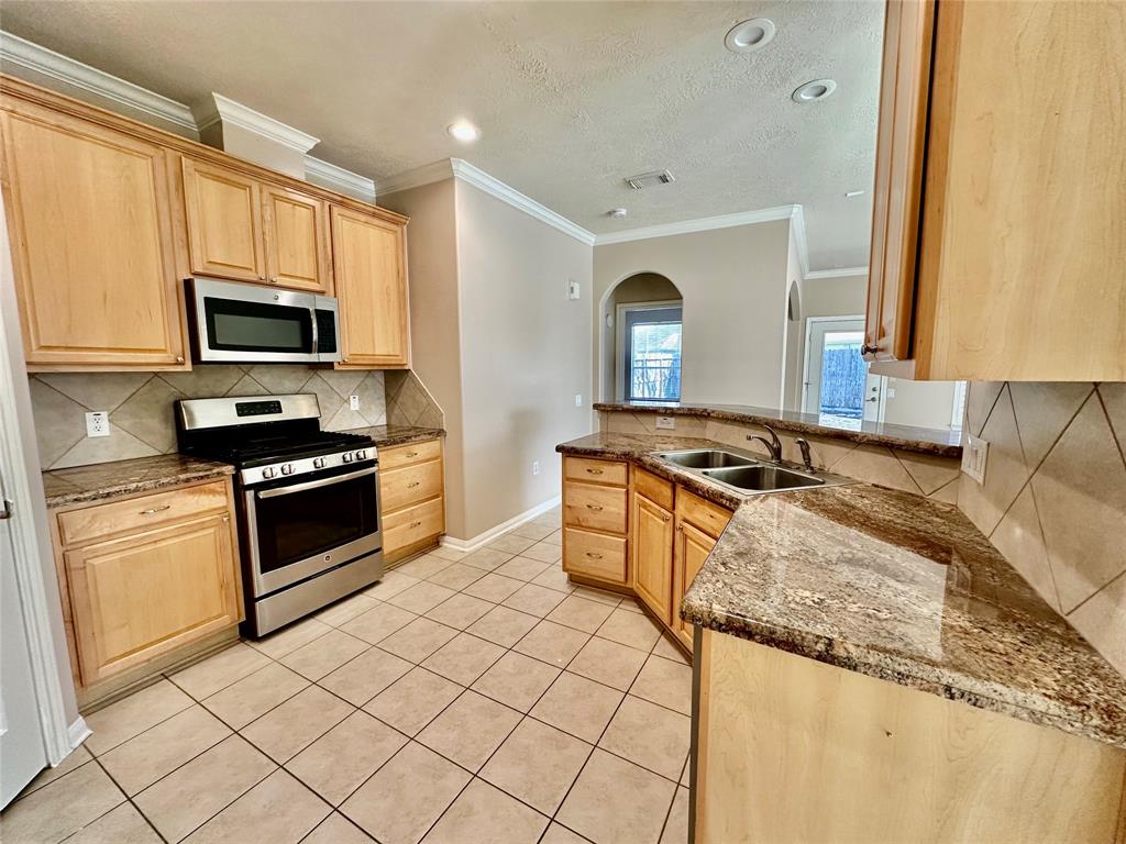 2401 Ameno Drive, Pearland, Texas image 8