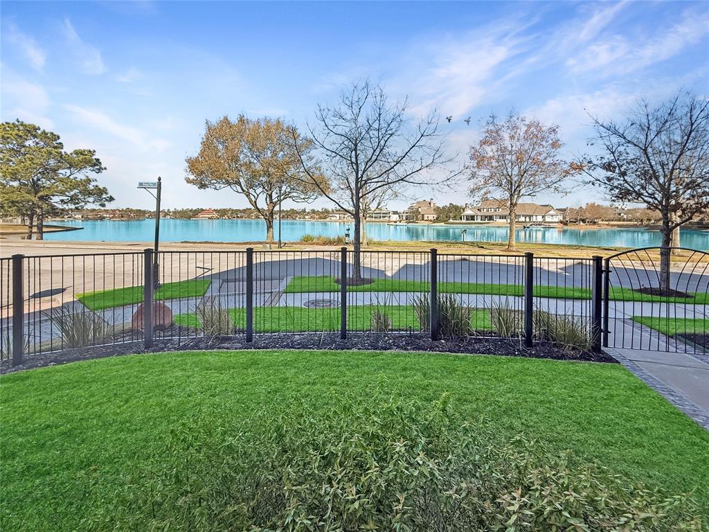250 Breezy Way, The Woodlands, Texas image 2