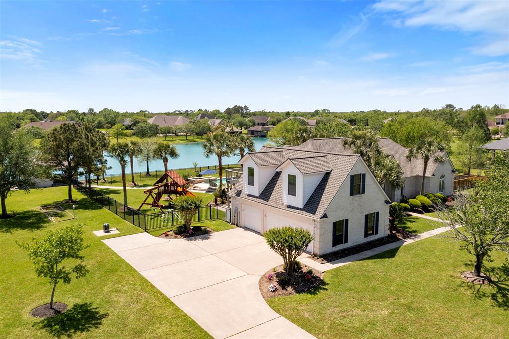 130 Lago Circle Drive, Santa Fe, Texas image 2