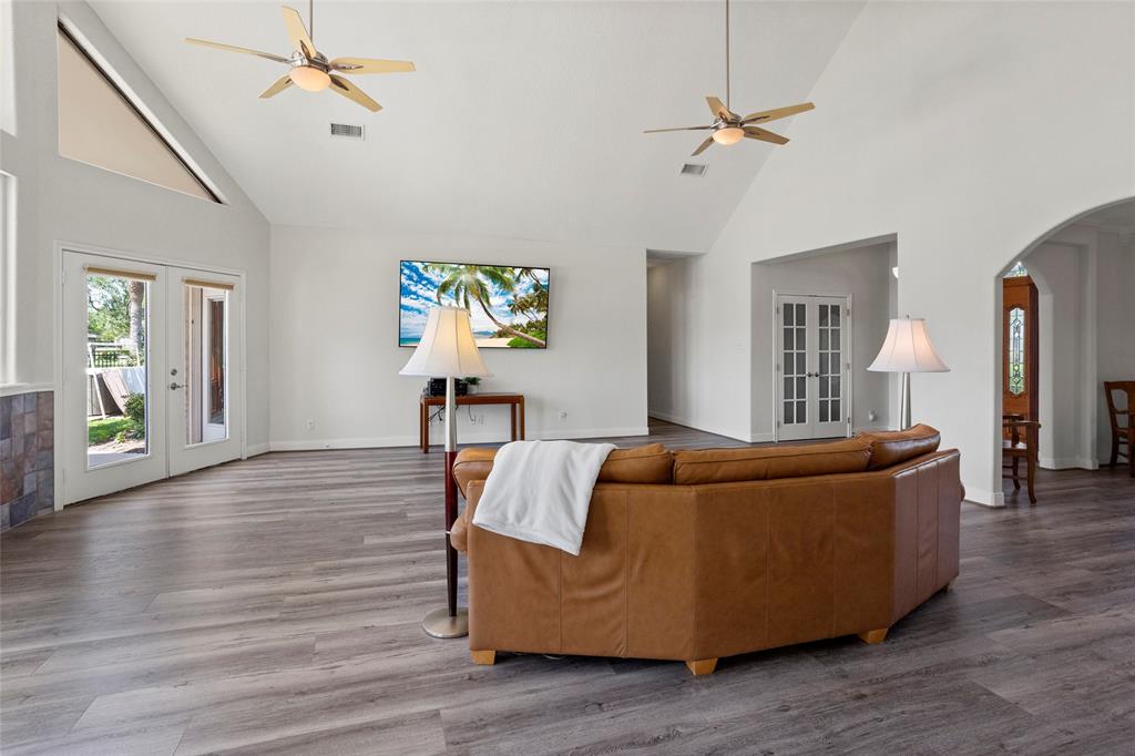 130 Lago Circle Drive, Santa Fe, Texas image 11