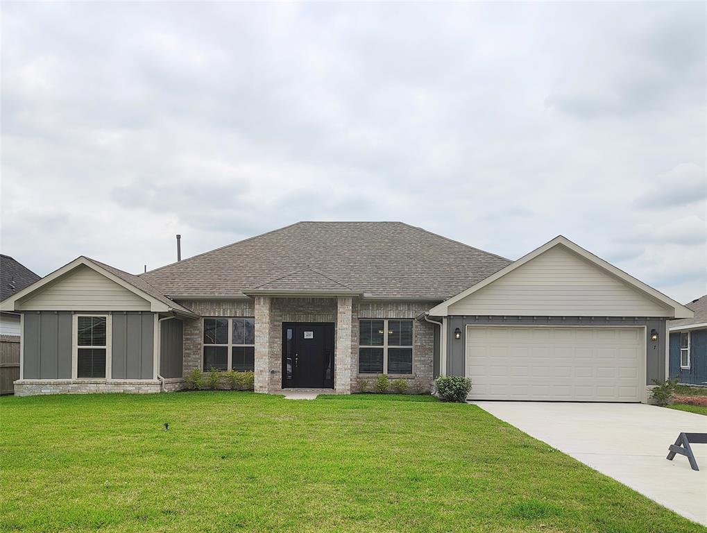 7 Greystone Court, Angleton, Texas image 1