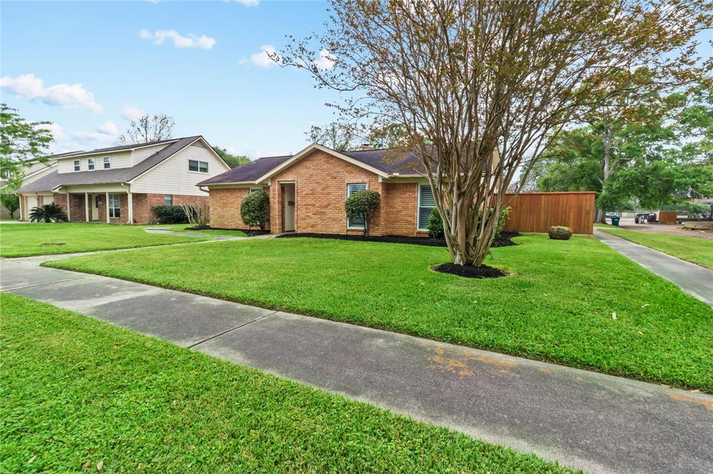 2209 Hialeah Drive, Seabrook, Texas image 1