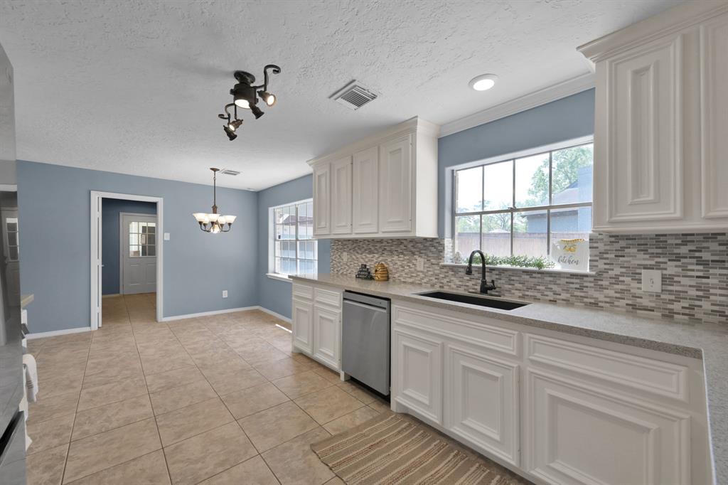 562 Brandon Road, Conroe, Texas image 9