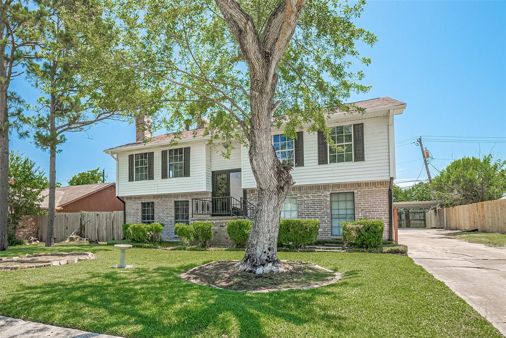 413 E Castle Harbour Drive, Friendswood, Texas image 2