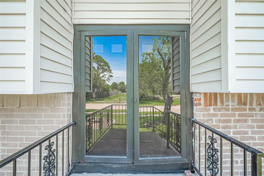 413 E Castle Harbour Drive, Friendswood, Texas image 4