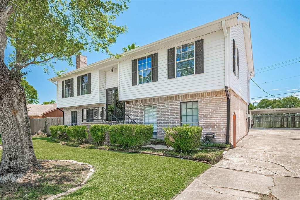 413 E Castle Harbour Drive, Friendswood, Texas image 3