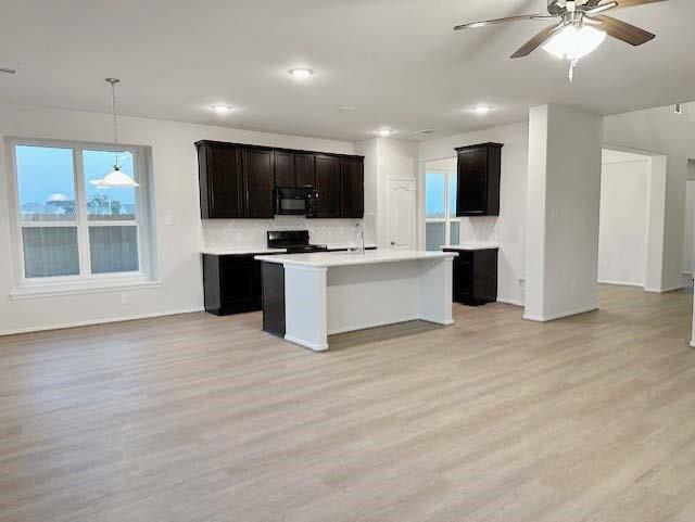 652 Woodhaven Lakes Drive, La Marque, Texas image 3