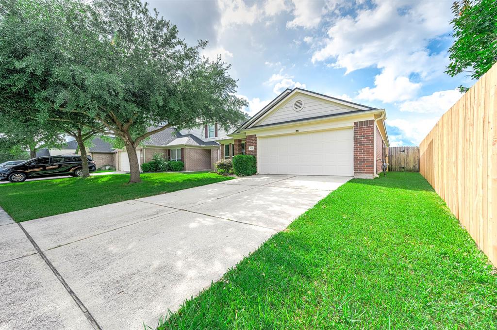 4918 Fair Oak Dale Lane, Humble, Texas image 2