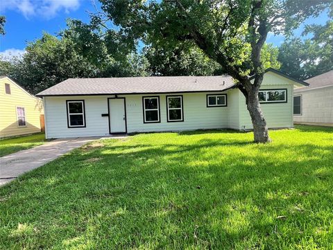 Photo of 5915 Beldart Street, Houston, TX 77033 (MLS # 80463653)