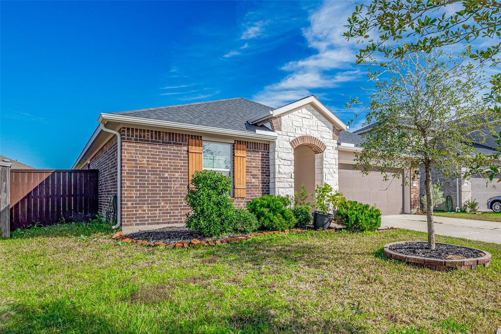 4519 Red Yucca Drive, Baytown, Texas image 2