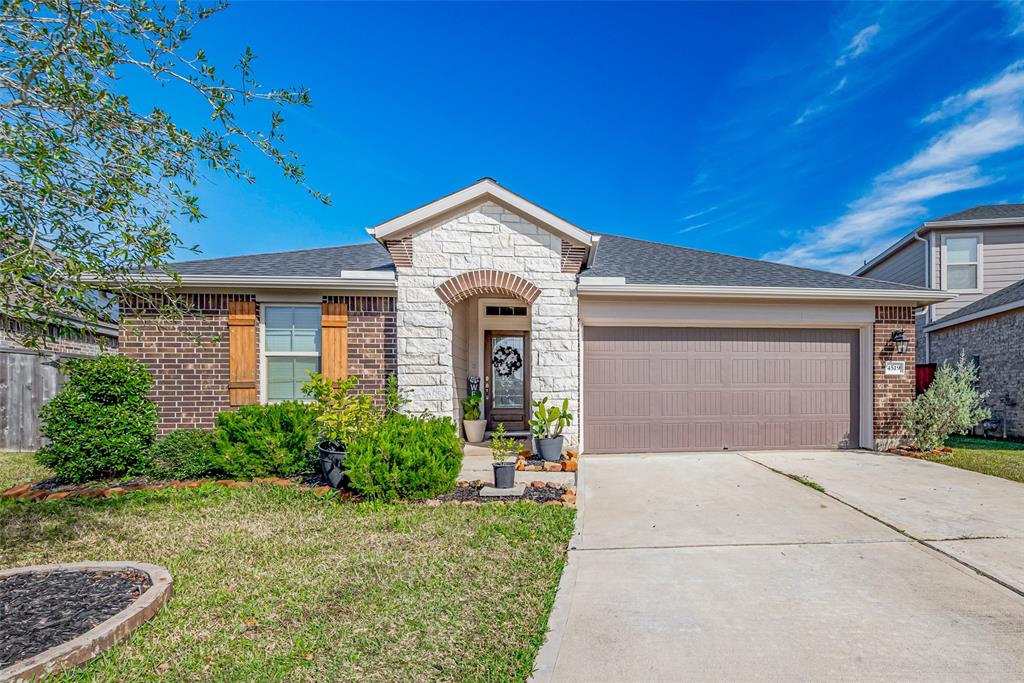 4519 Red Yucca Drive, Baytown, Texas image 1