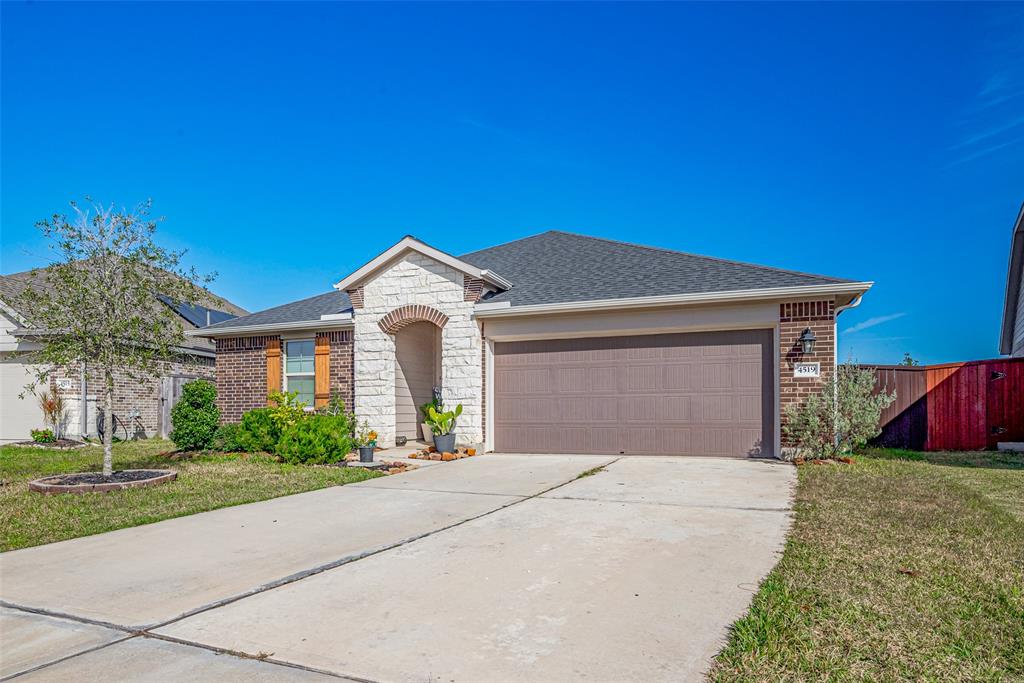 4519 Red Yucca Drive, Baytown, Texas image 3