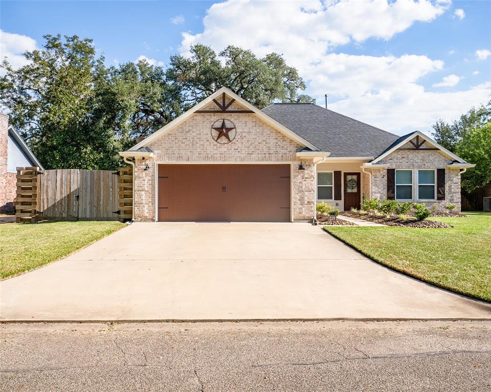 229 Woodhaven Drive, West Columbia, Texas image 1