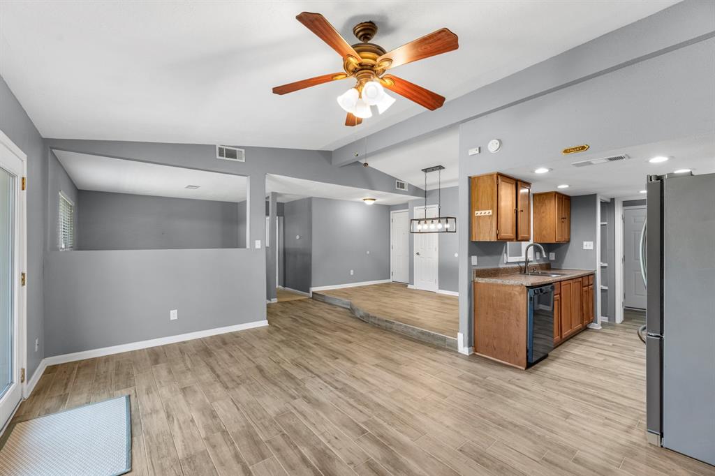 1202 W Flamingo Drive, Seabrook, Texas image 9