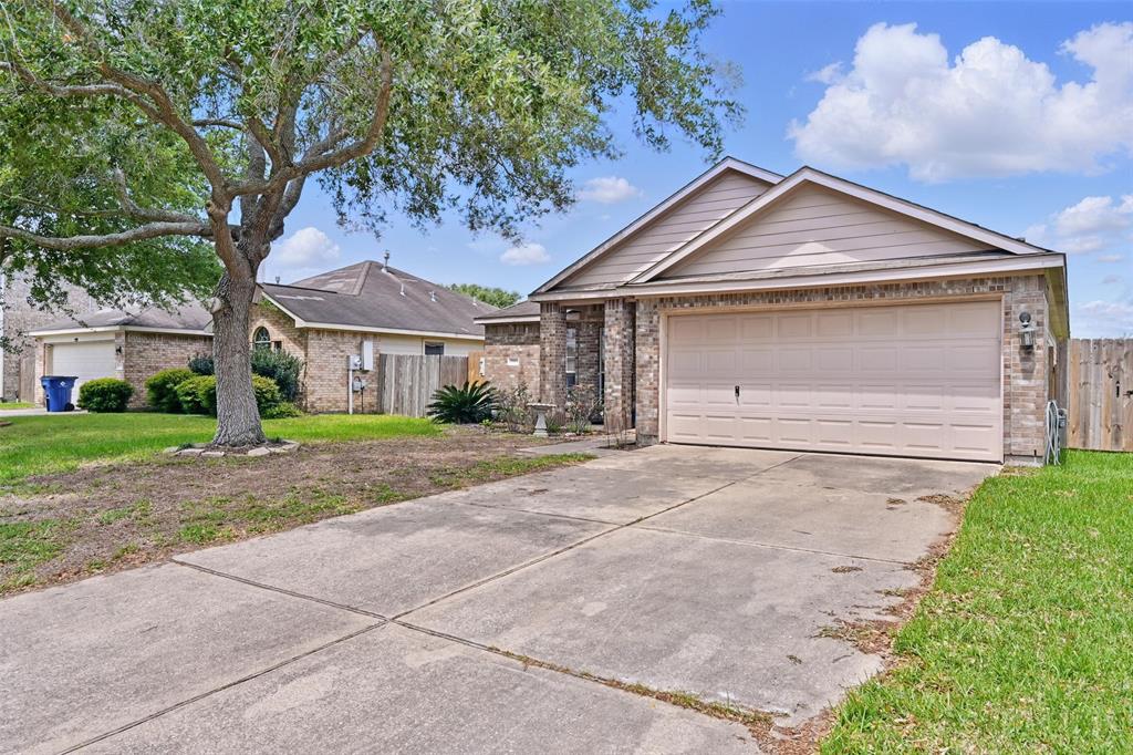 7918 Leaning Oak Drive, Texas City, Texas image 2