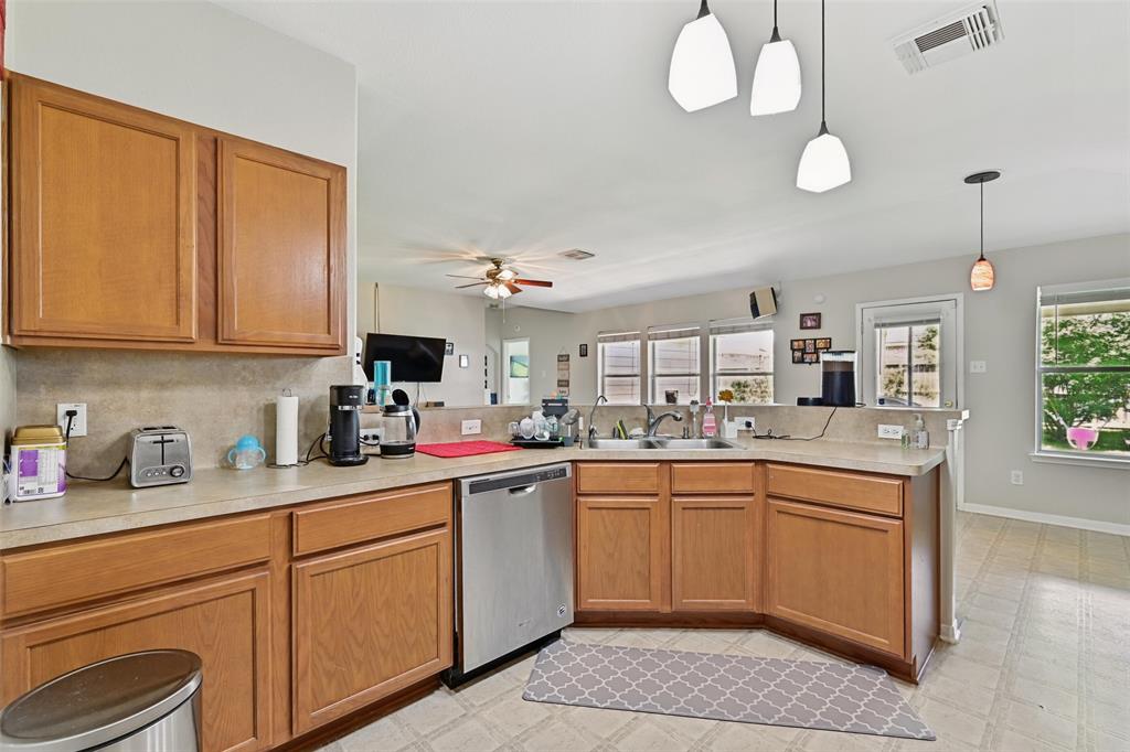 7918 Leaning Oak Drive, Texas City, Texas image 15