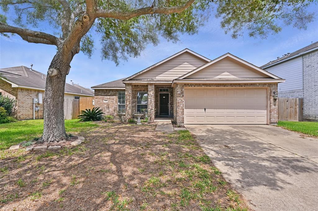 7918 Leaning Oak Drive, Texas City, Texas image 1