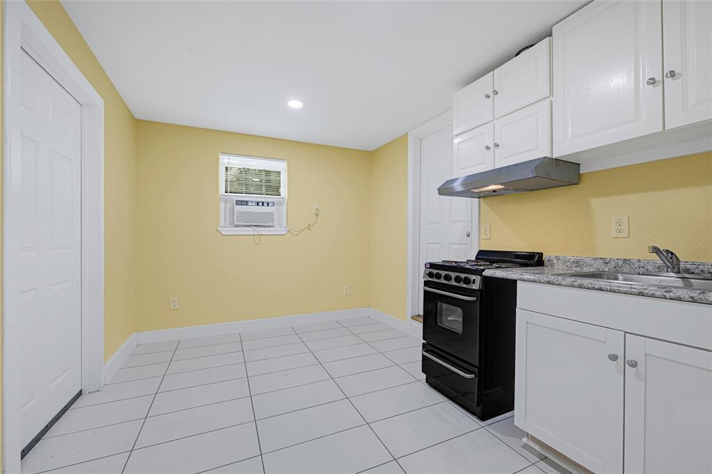2406 W Elvinta Street, Baytown, Texas image 19