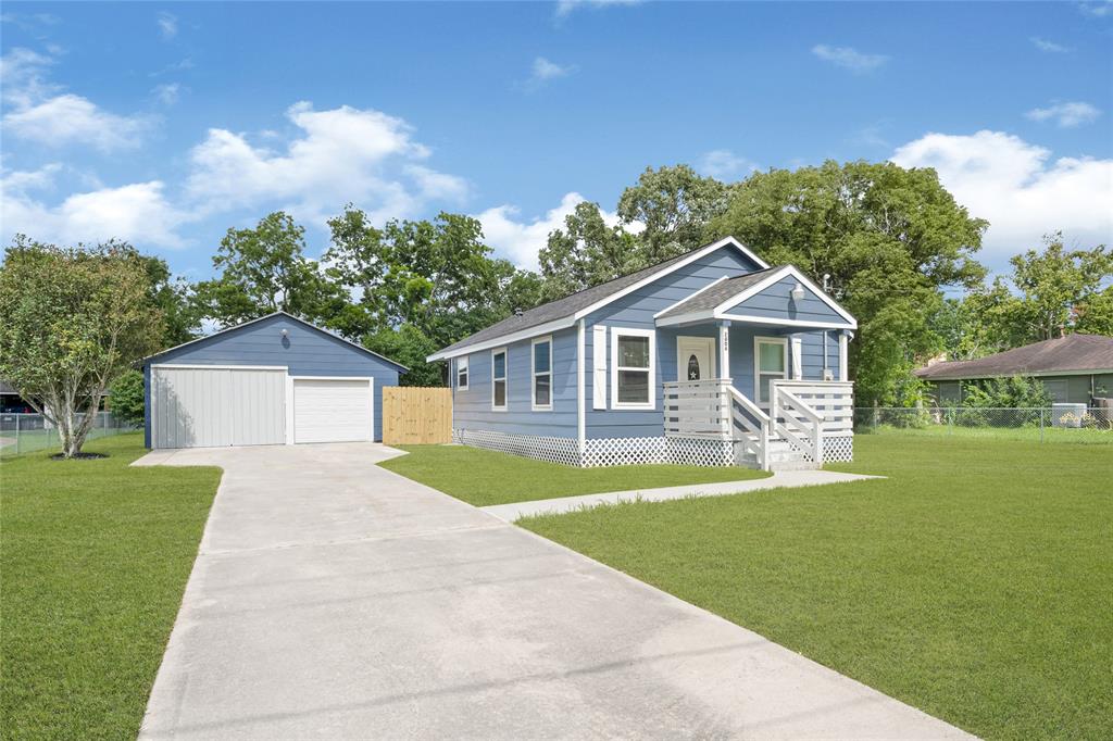2406 W Elvinta Street, Baytown, Texas image 2