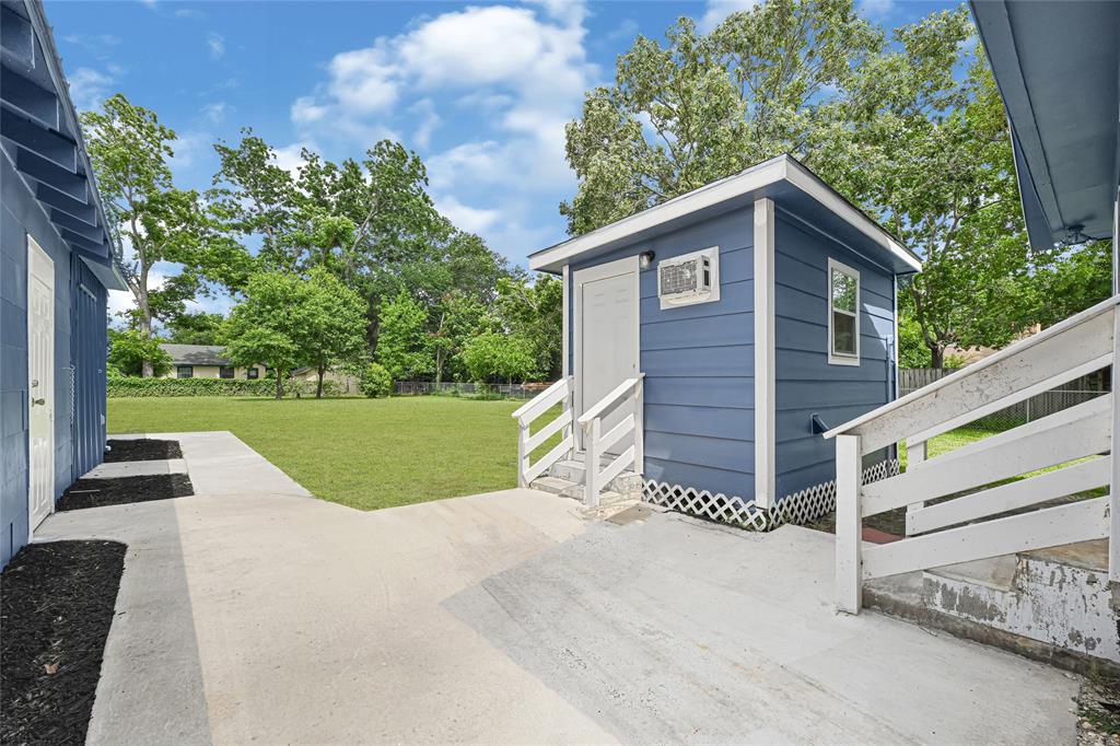 2406 W Elvinta Street, Baytown, Texas image 10