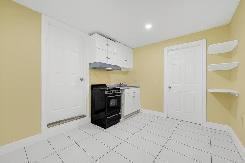 2406 W Elvinta Street, Baytown, Texas image 18