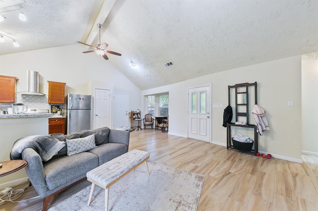 3102 S Peach Hollow Circle, Pearland, Texas image 5