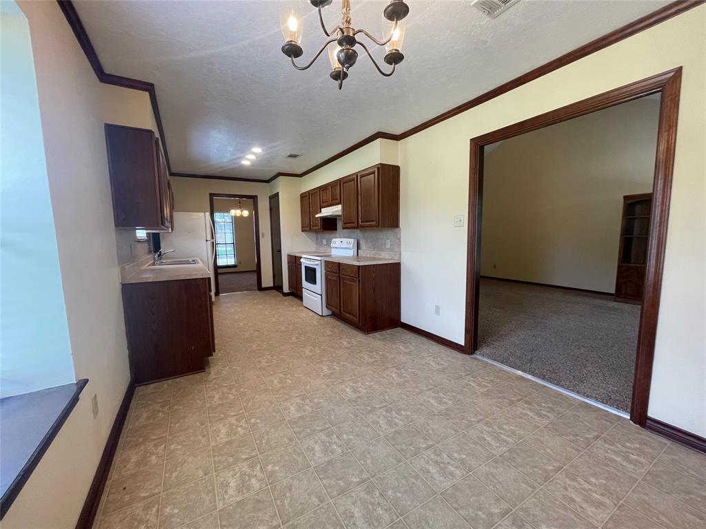 1075 Meadowland Drive, Beaumont, Texas image 10