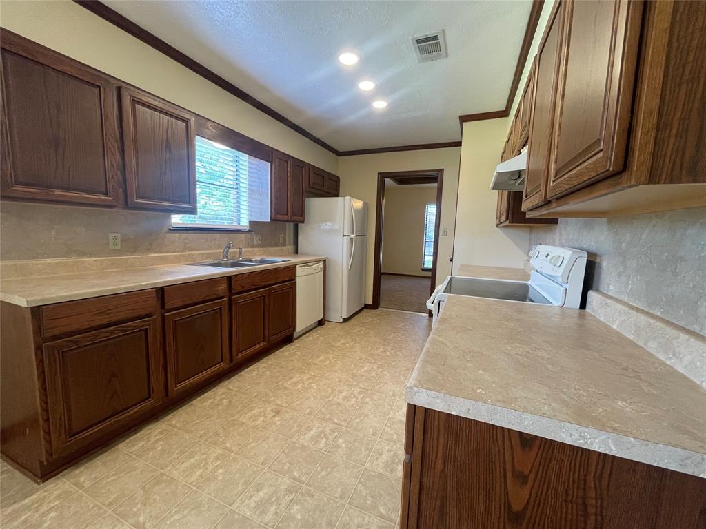 1075 Meadowland Drive, Beaumont, Texas image 9