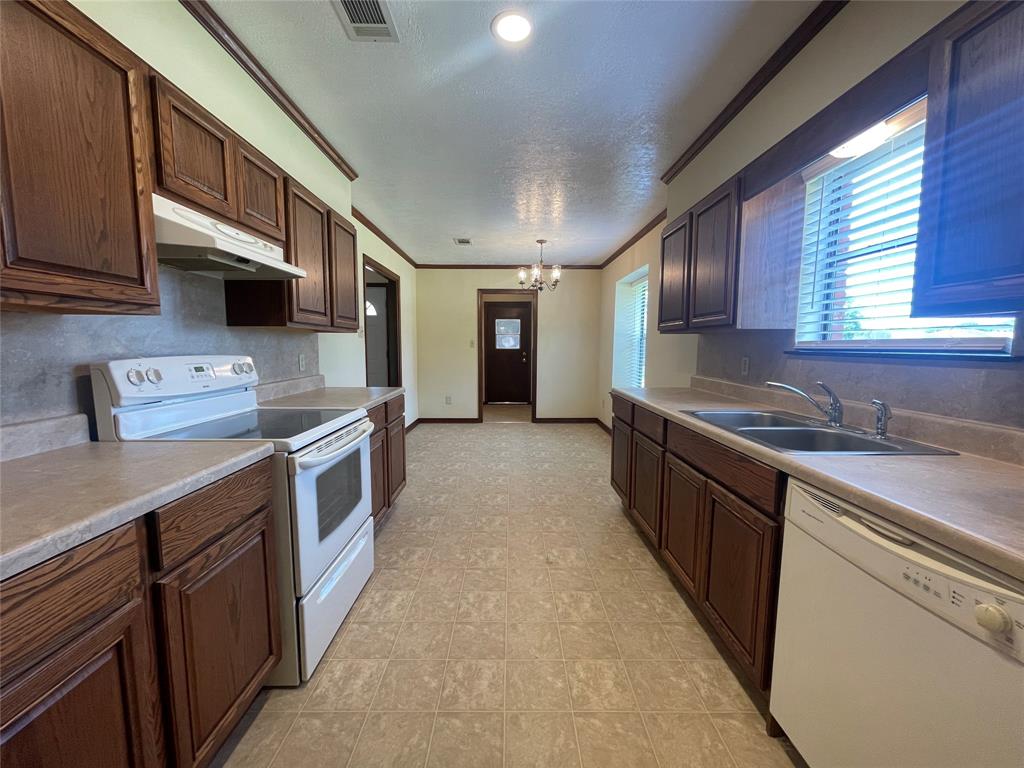 1075 Meadowland Drive, Beaumont, Texas image 8
