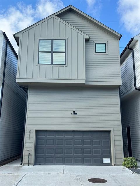 Photo of 2717 Oakwood Crest Lane, Houston, TX 77018 (MLS # 93592731)