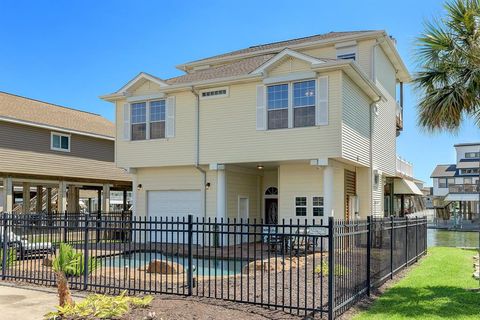 Single Family Residence in Tiki Island TX 1323 Wahini Way 2.jpg