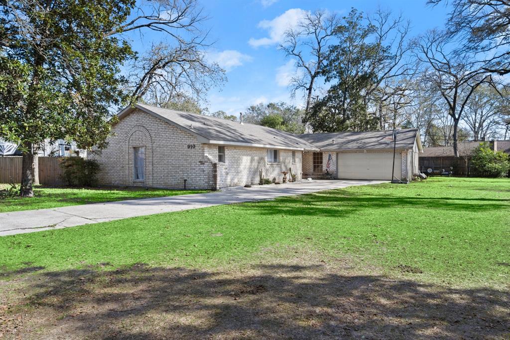 910 Brook Forest Court, Conroe, Texas image 4