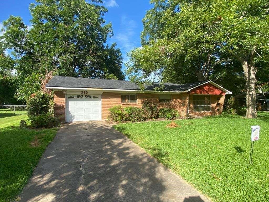 210 Southern Oaks Drive, Lake Jackson, Texas image 1