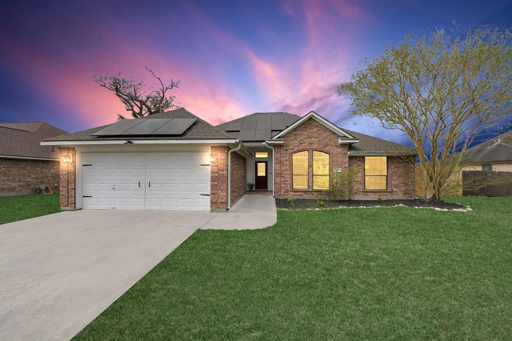 105 Meadowlark Court, Richwood, Texas image 2