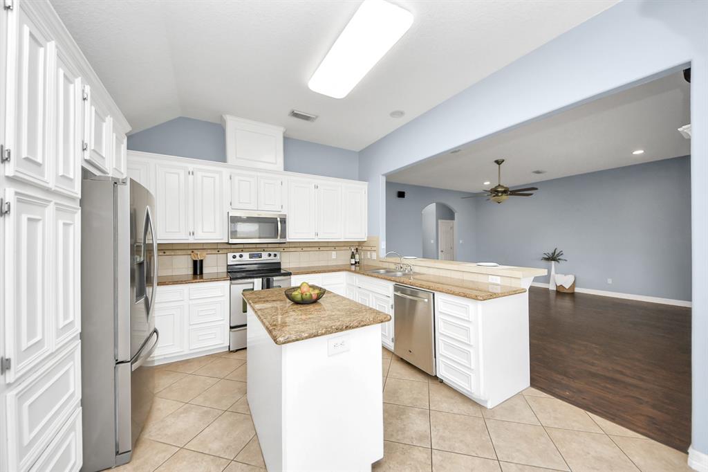 105 Meadowlark Court, Richwood, Texas image 7
