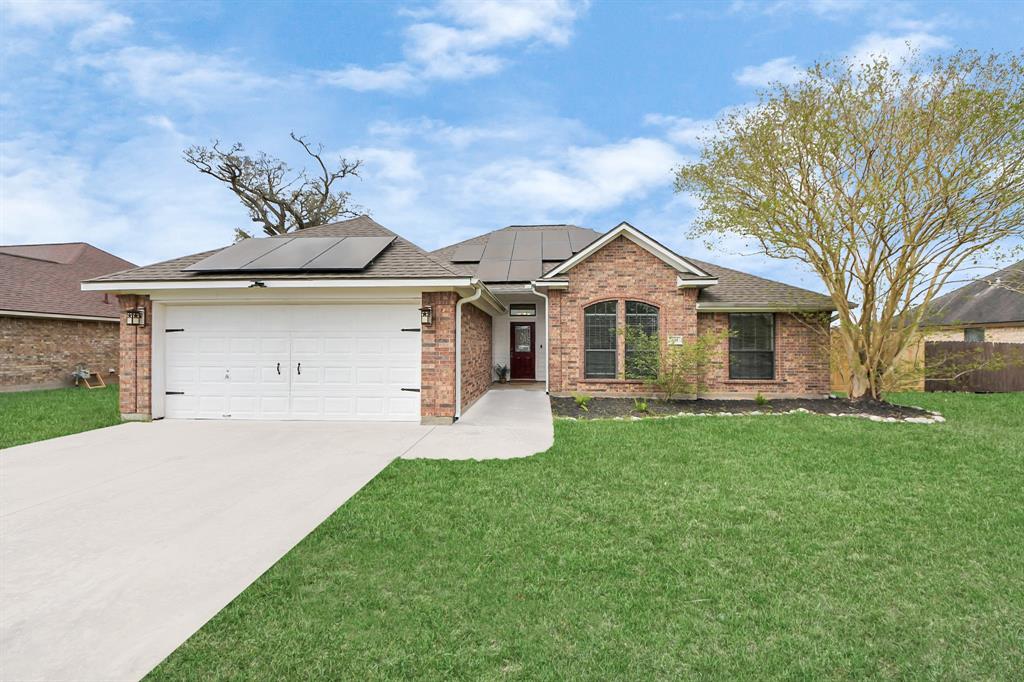 105 Meadowlark Court, Richwood, Texas image 1