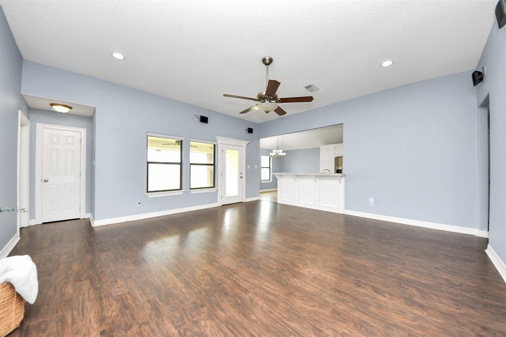 105 Meadowlark Court, Richwood, Texas image 6