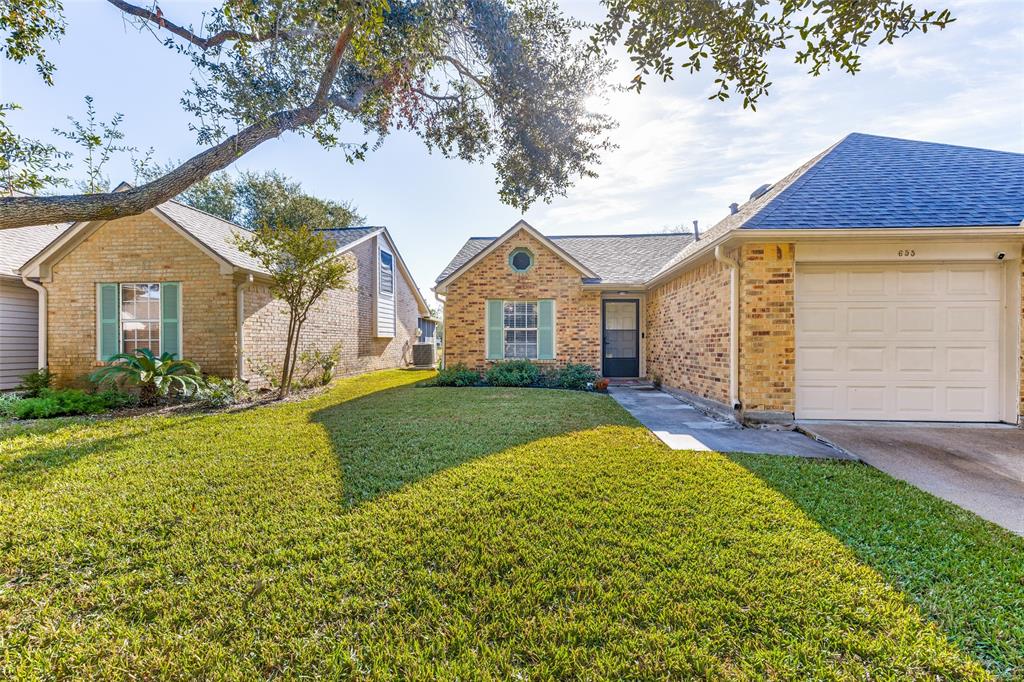 655 E Country Grove Circle, Pearland, Texas image 2